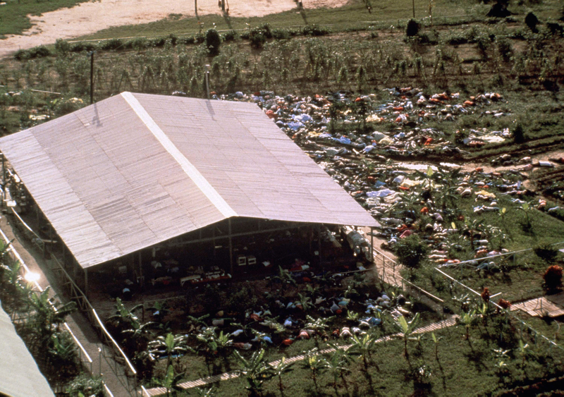 Illustration for article titled Esta anciana se quedó dormida, y cuando despertó
tenía 900 cadáveres a su alrededor: la masacre de Jonestown